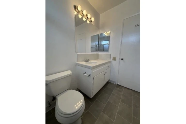 $1570 : Spacious 1 Bed Apt in Gardena image 9