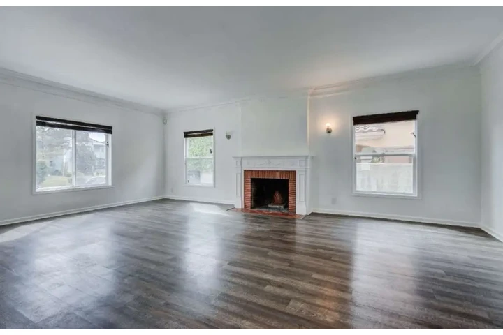 $1900 : 2 Bedroom Apt in James M Wood image 3