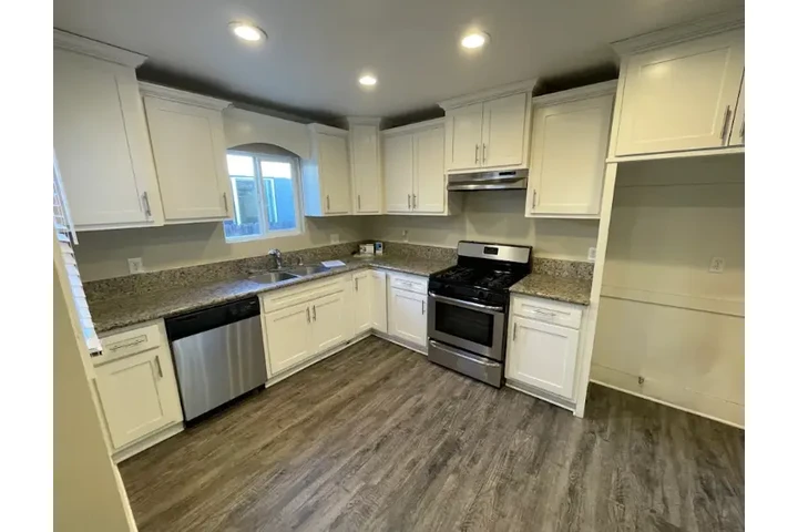 $2575 : 3bed and 2baths available image 6