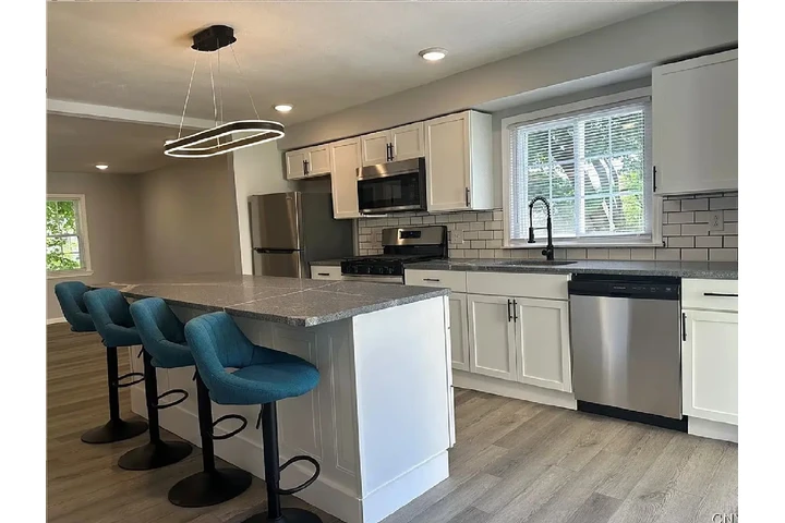 $900 : Fully renovated beautiful home image 2