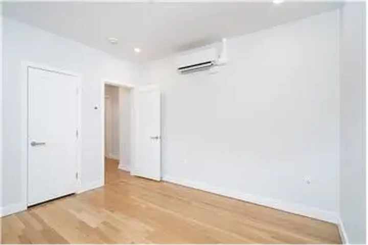 $3300 : Rental property with 1 bedro image 7