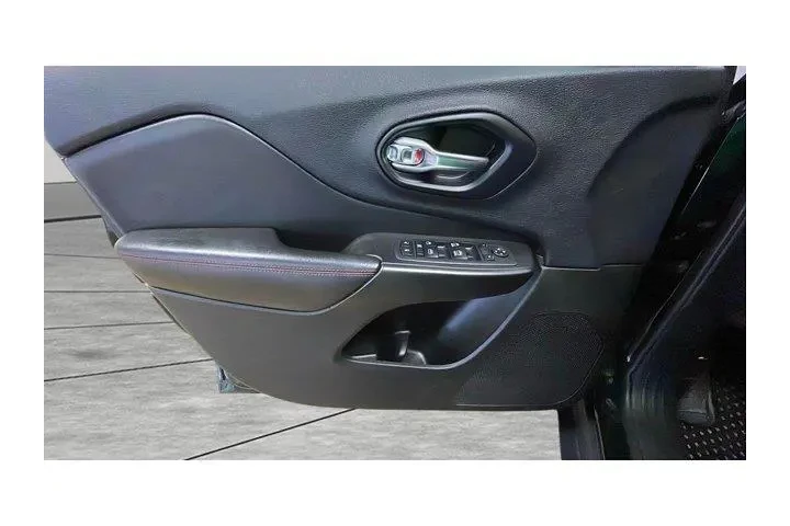 $15982 : Jeep Cherokee 2019 4x4 Trail image 9