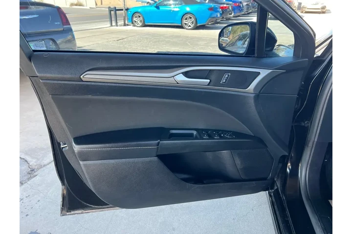 2018 Fusion SE image 10