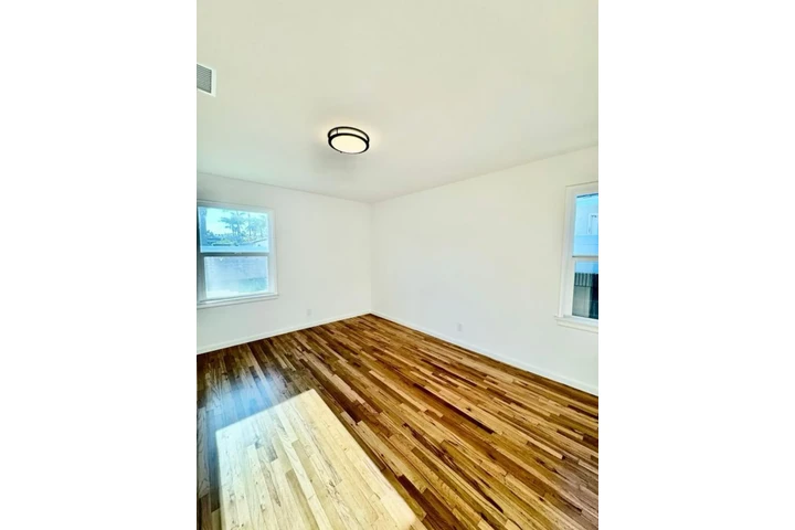 $2000 : 2 Bedroom House in Los Angeles image 6