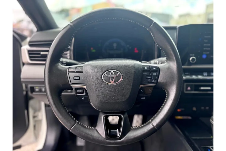 2025 Camry SE image 10