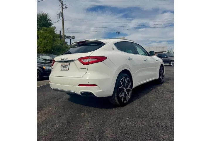 $17900 : 2017 Levante image 3