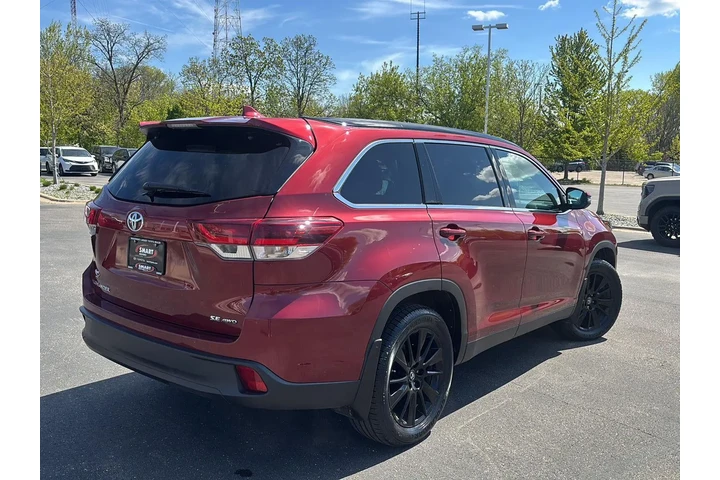 $21281 : 2019 Highlander SE image 10