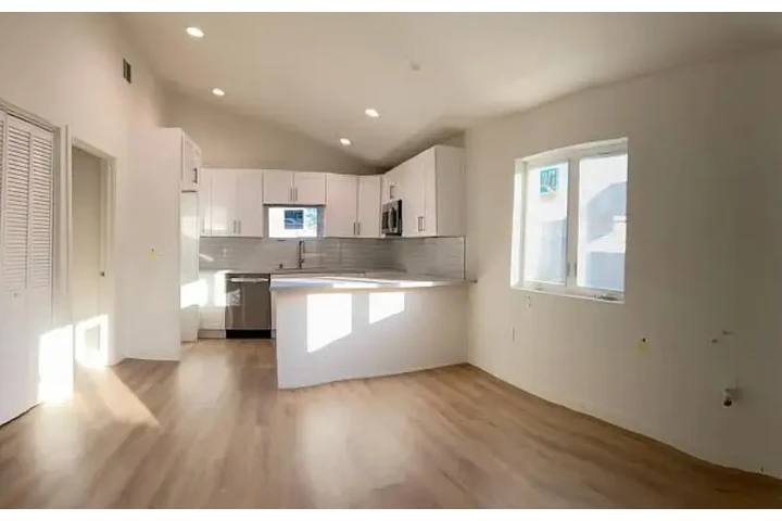 $2400 : Available 3Bed/2Bath in LA image 10