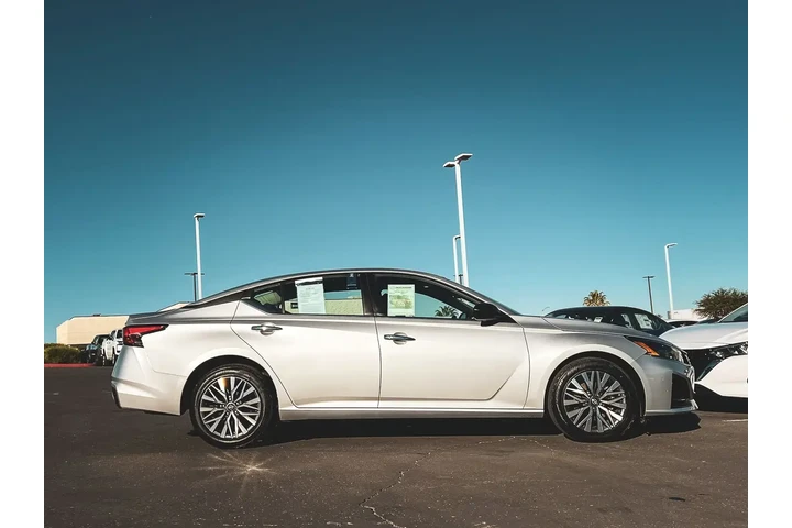 $21477 : Nissan Altima 2024 2.5 SV 4d image 2