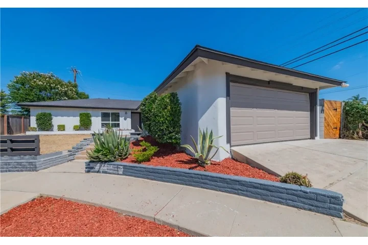 $2175 : 2 Bedroom Home in Los Angeles image 1