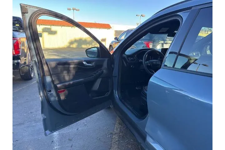 $22972 : Ford Escape 2023 ST-Line 4dr image 5