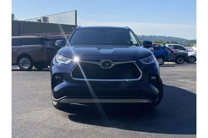 $39931 : Toyota Highlander 2023 LE 4d image 9