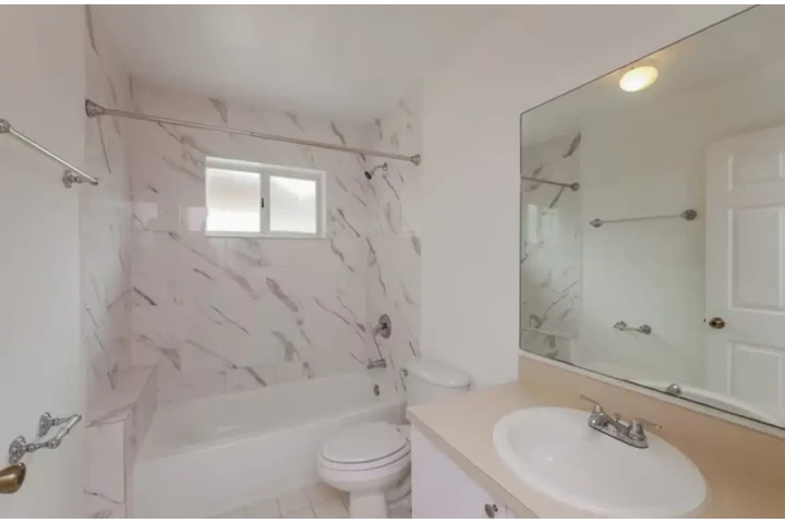 $2400 : 2 Bed 2 Bath Home in Miami FL image 8