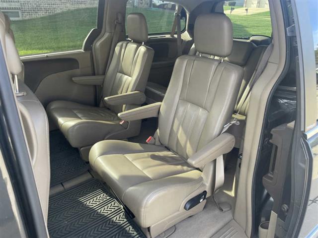 $4300 : 2012 Chrysler Town & Country T image 6