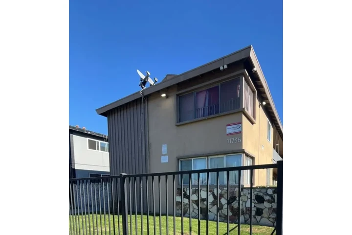 $1300 : Luxury apartment image 1