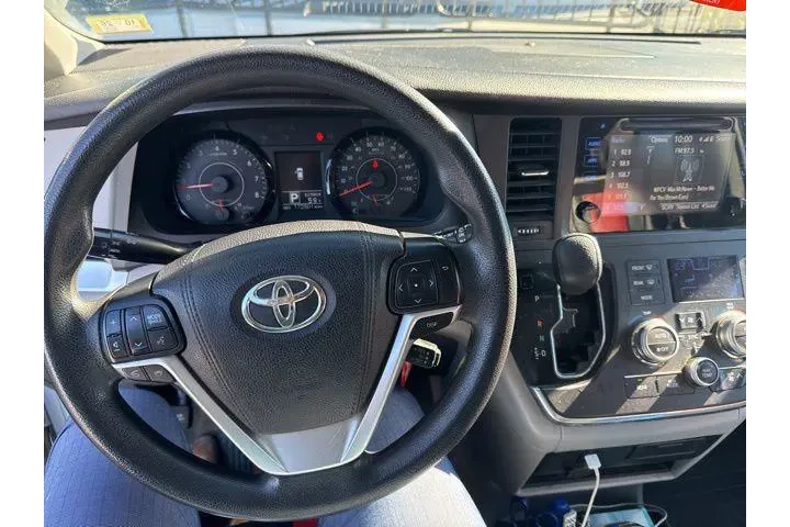 $9999 : Toyota Sienna 2016 AWD LE 7- image 8
