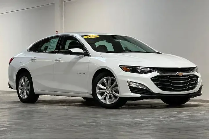 $17555 : Chevrolet Malibu 2024 LT 4dr image 2