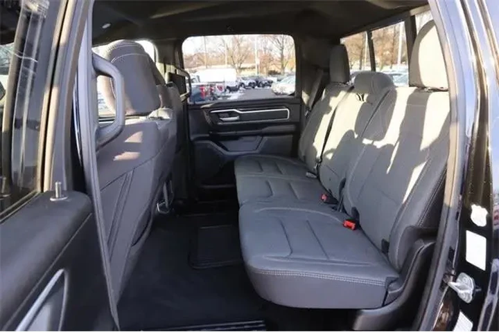 $31950 : Ram 1500 2023 4x4 Big Horn 4 image 8