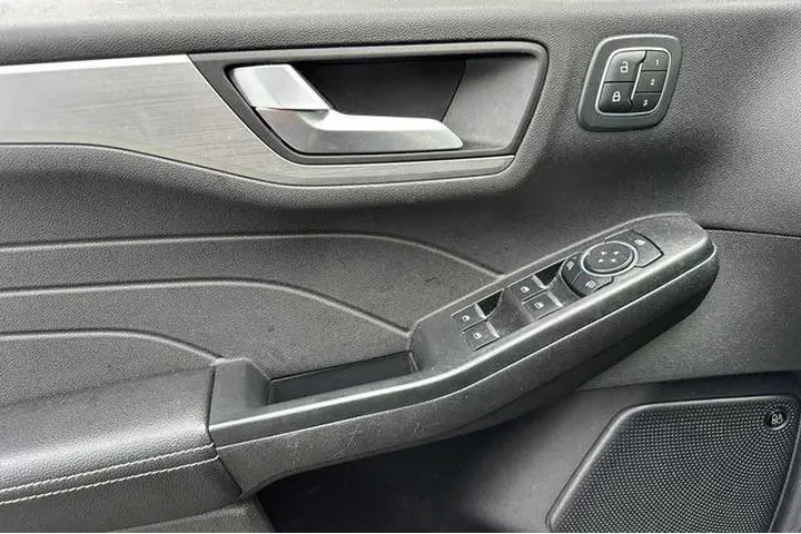 $22194 : Ford Escape Plug-In Hybrid 2 image 10