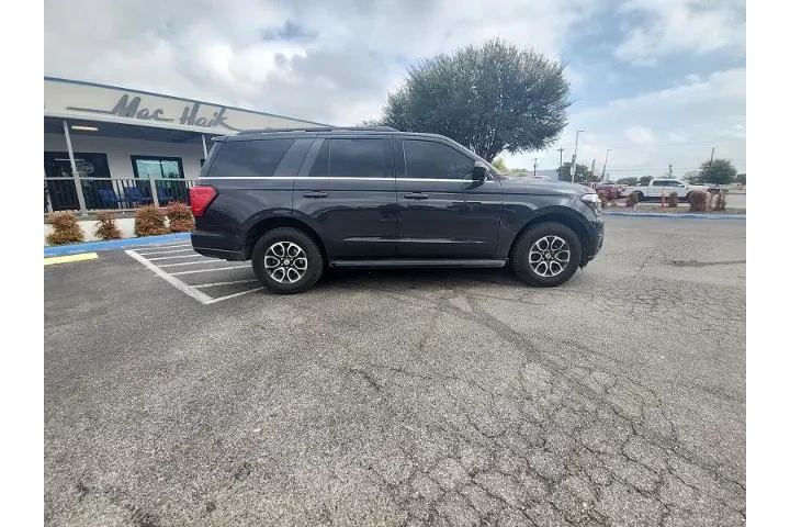 $35799 : Ford Expedition 2022 4x4 XLT image 2