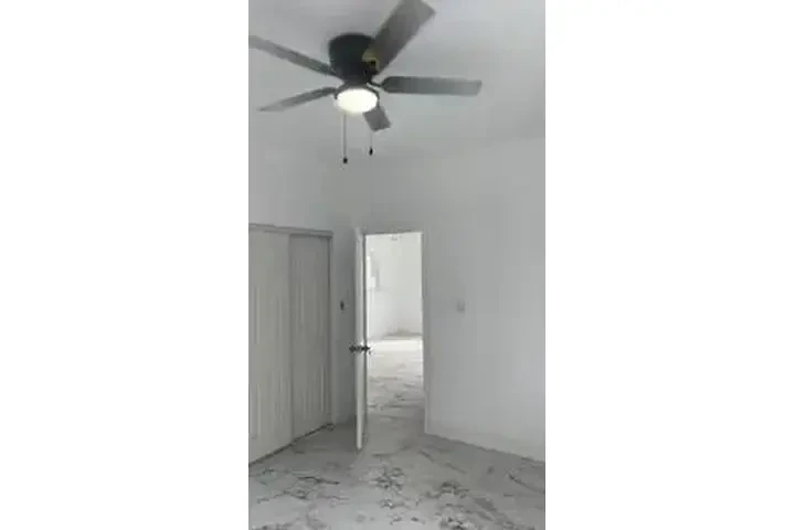 $3800 : ¡Casa Remodelada! 5-Rec/2-Bañ image 3