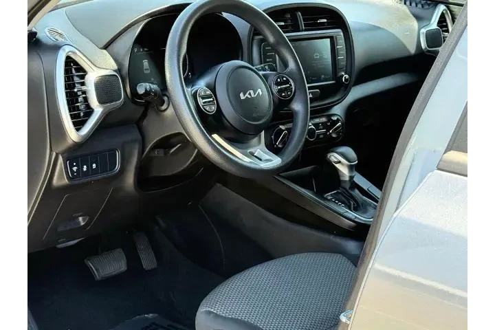 $15989 : Kia Soul 2023 S 4dr Crossove image 6