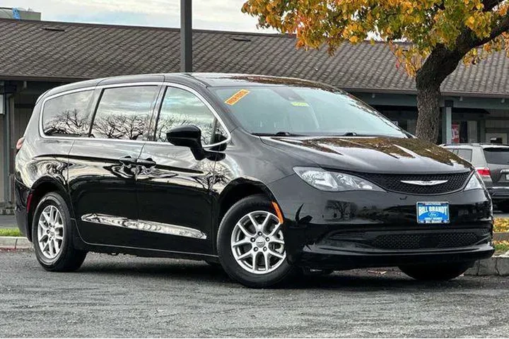 $24954 : Chrysler Voyager 2024 LX 4dr image 2