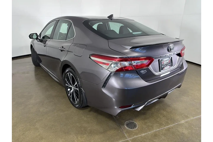 $18743 : 2019 Camry SE image 10