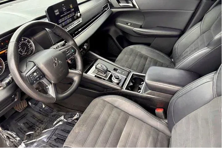 $24977 : Mitsubishi Outlander 2023 SE image 10