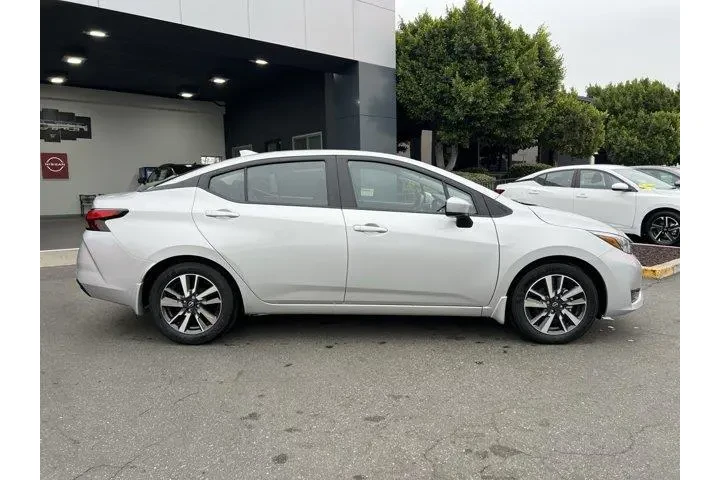 $17981 : Nissan Versa 2025 SV 4dr Sed image 7