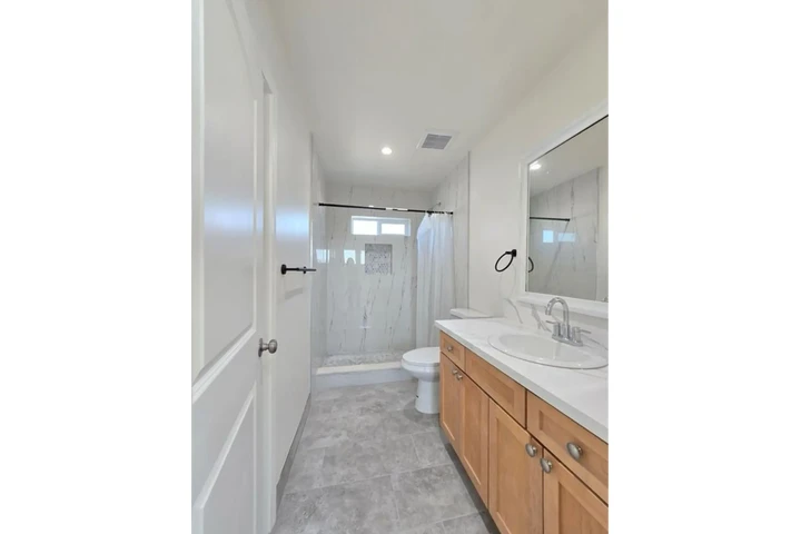 $2345 : Nice 3 Bed/2Bath Apt in LA image 9