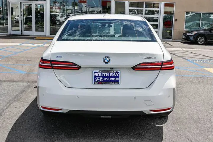 $39588 : BMW i5 2024 eDrive40 4dr Sed image 6