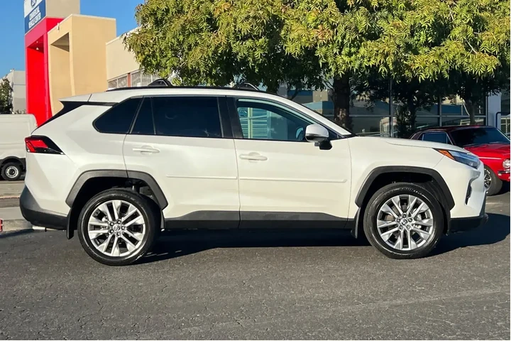 $27000 : Toyota RAV4 2023 XLE Premium image 8