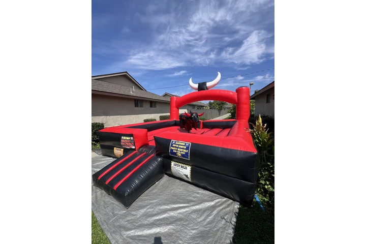 Toros mecánicos-farm table image 1