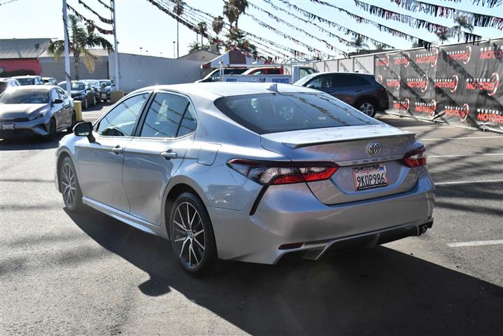 $24985 : Camry SE Sedan 4D image 6