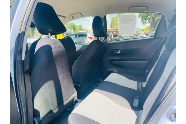 2014 Yaris 5-Door L image 8