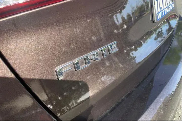 $11985 : Kia Forte 2017 S 4dr Sedan image 5