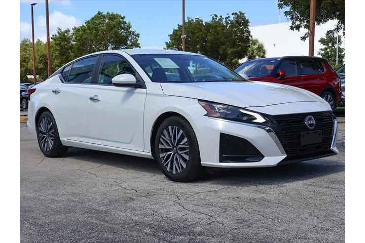 $16990 : Nissan Altima 2023 2.5 SV 4d image 2