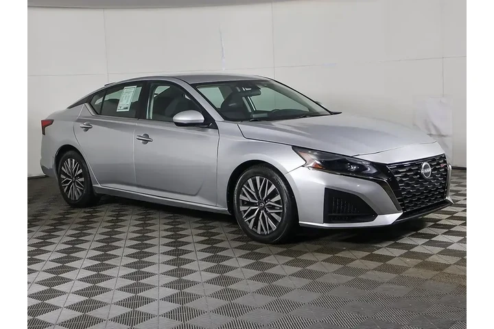$14993 : Nissan Altima 2023 2.5 SV 4d image 2