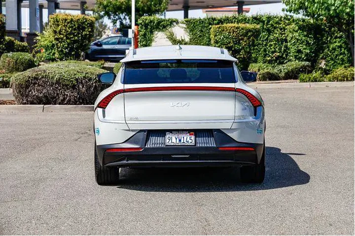 $27480 : Kia EV6 2024 AWD Light Long image 6