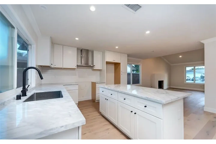$2550 : 3 Bedroom in Koreatown, LA image 3