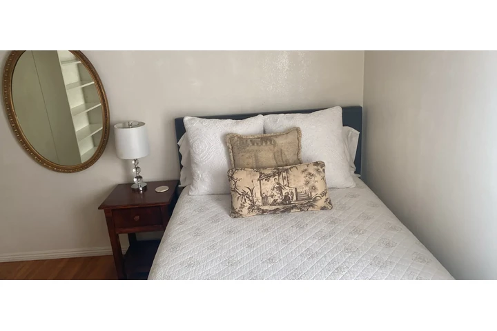 $925 : Room for rent image 1