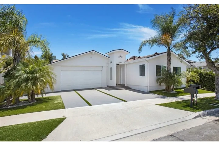 $2490 : 3 Bedroom Home Available in LA image 1