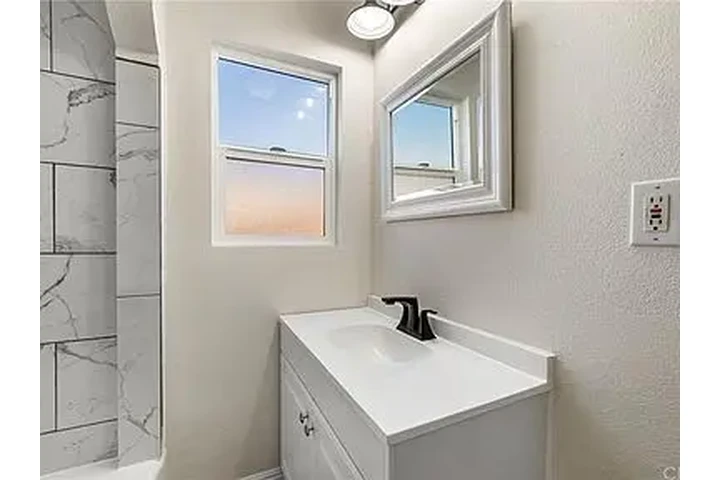 $1100 : Carson con garaje independient image 9