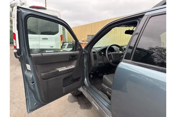 $10097 : Ford Escape 2012 AWD XLT 4dr image 6