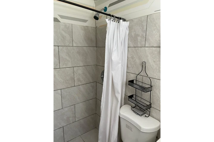 $690 : Rento cuarto independiente image 1