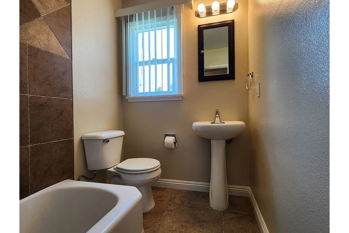 $900 : Beautiful recently remodeled ! image 10