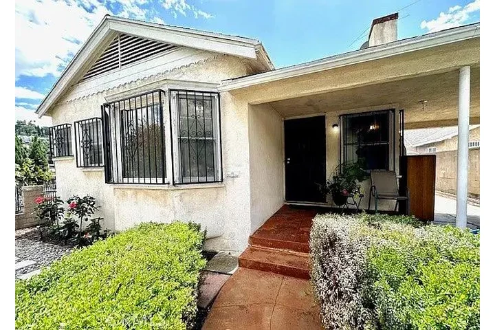 $900 : casa de un solo piso al frente image 1