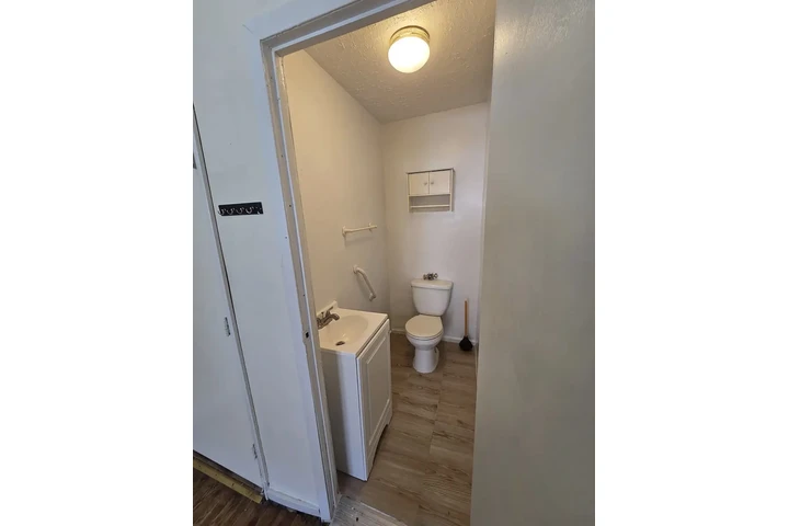 $1250 : Single occupant only image 6