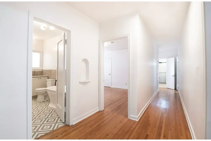 $2435 : 3BED/2BA Home in W 48th St, LA image 7